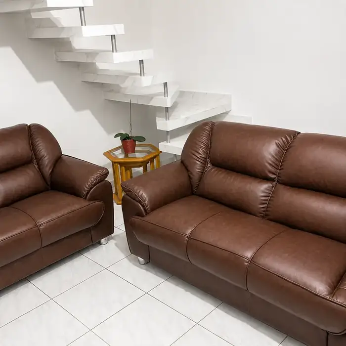 Conjunto de sofás em couro marrom, 2 e 3 lugares