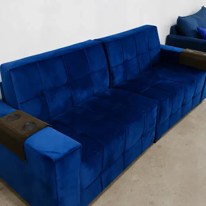 Sofá retrátil em veludo azul-royal, com porta-copos