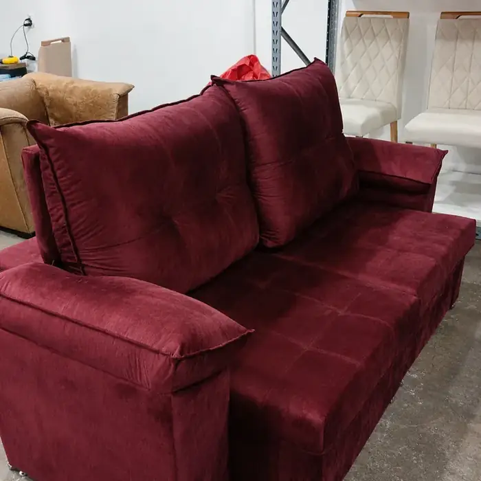 Sofá retrátil em suede bordô, pronto para a entrega