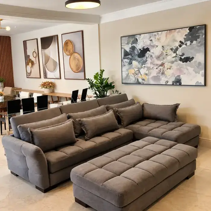 Sofá de canto com chaise em suede cinza, montado na sala