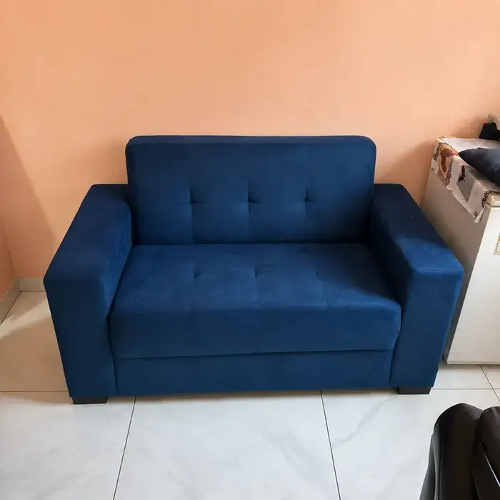 Sofá de 2 lugares em suede azul-marinho