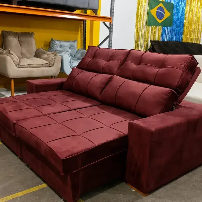 Sofá retrátil bordô com o assento estendido
