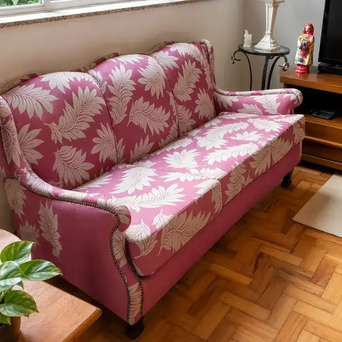Sofá em tecido floral, reforma de peça antiga