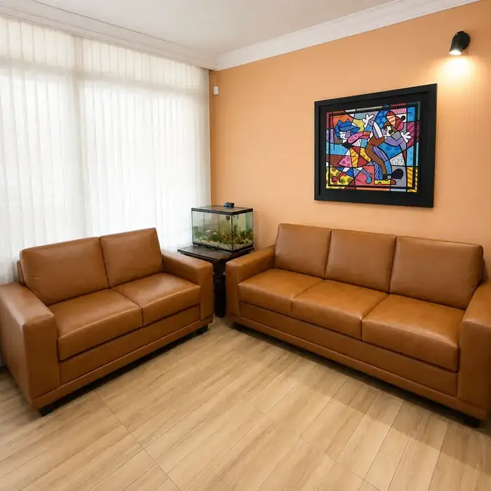 Conjunto de sofás em couro caramelo, 2 e 3 lugares